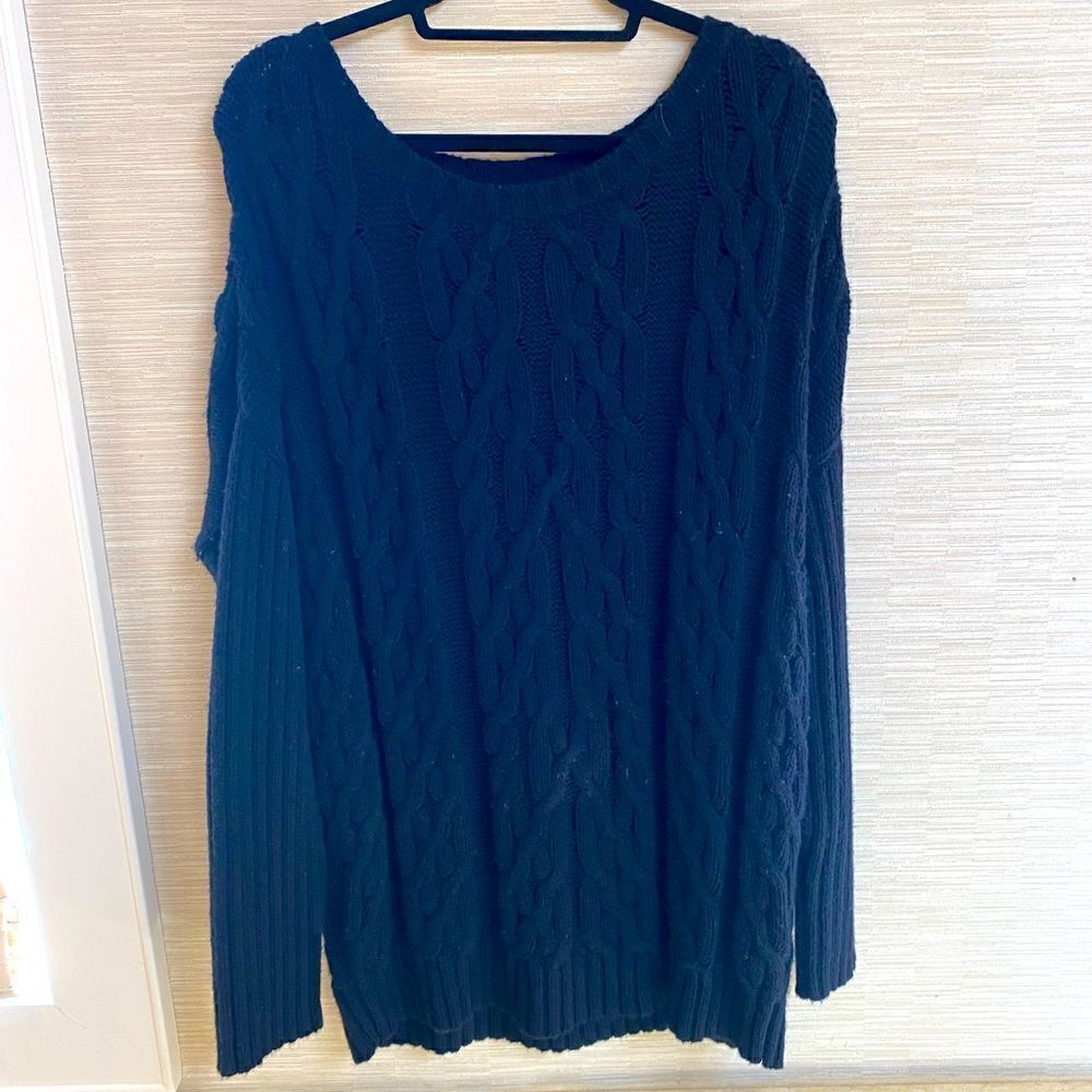 DONNA KARAN Black long sleeve cable knit sweater in size large.